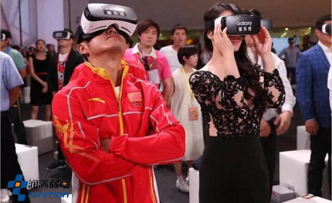 現場嘉賓通過VR眼鏡觀賞安踏冠軍龍服發布視頻